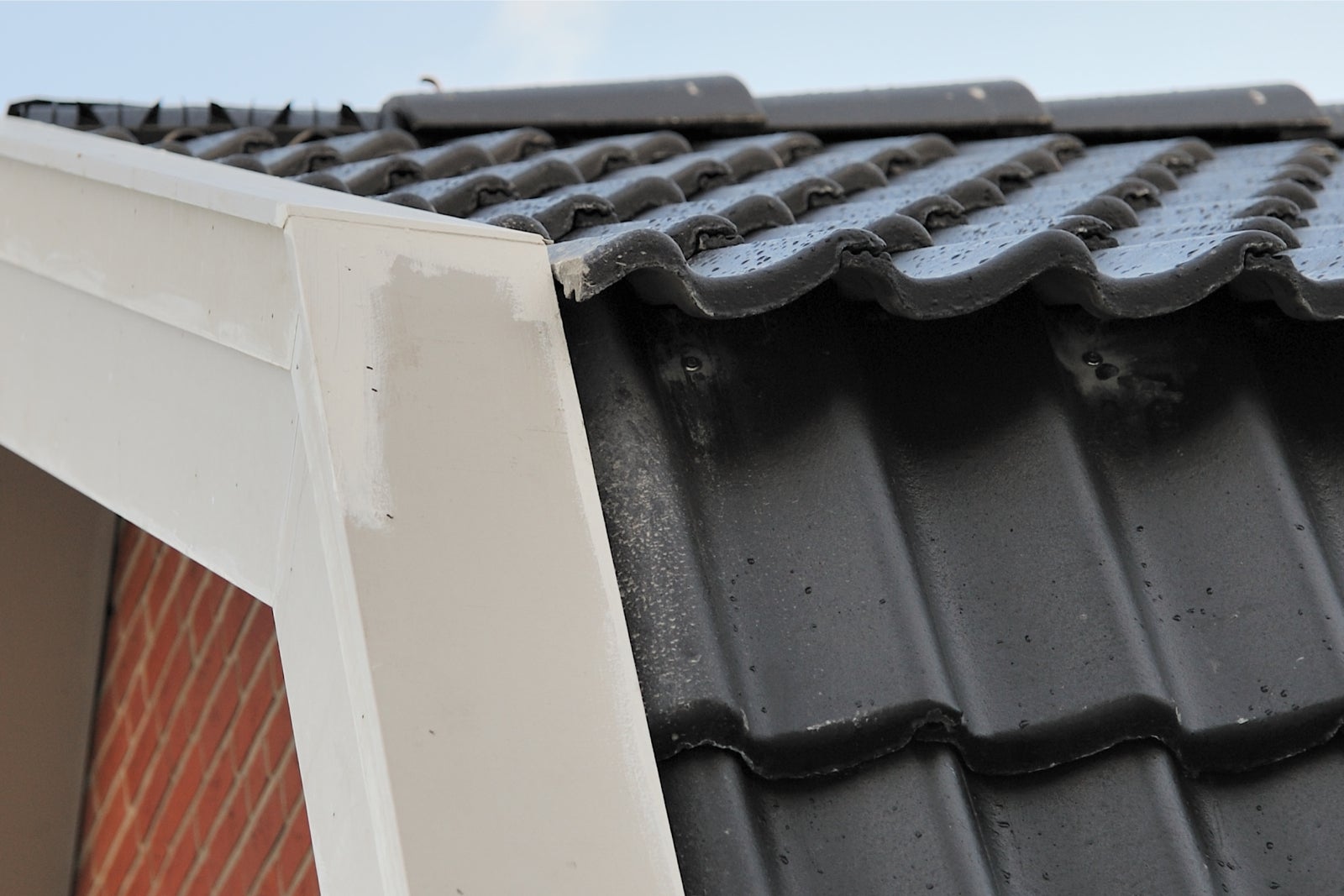 Houten dakrand bij pannendak