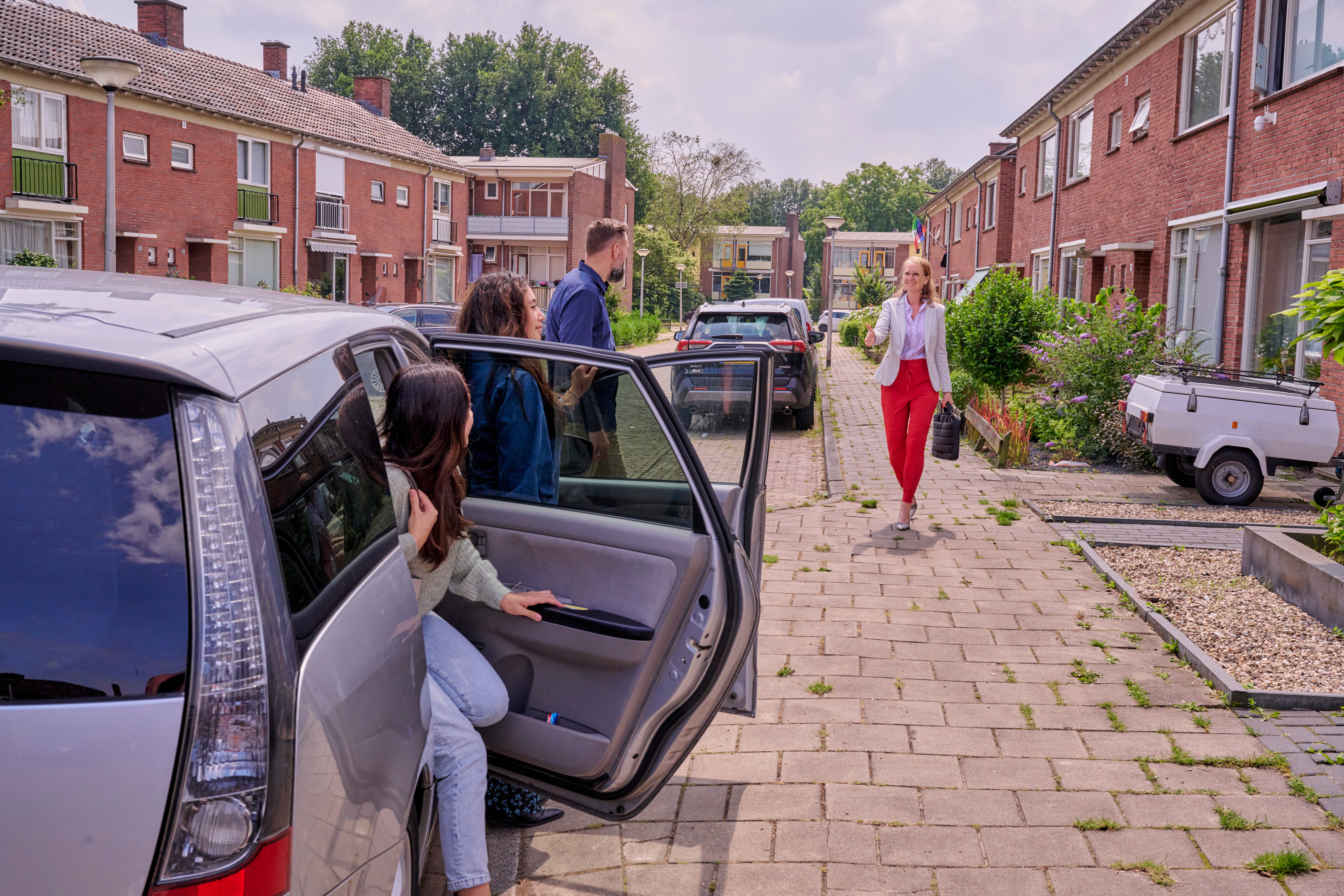 gezin stapt uit auto