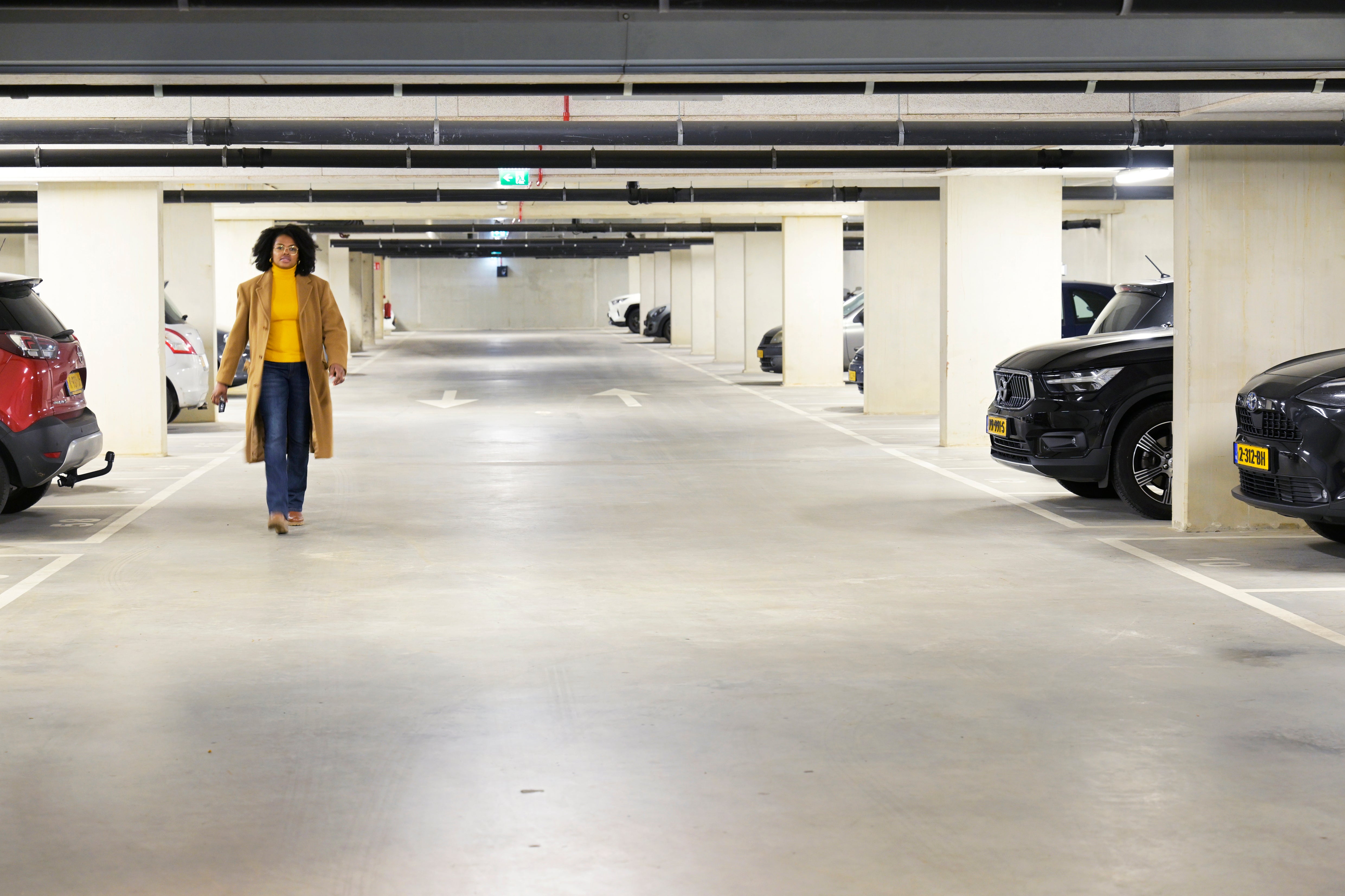 vrouw loopt door parkeergarage