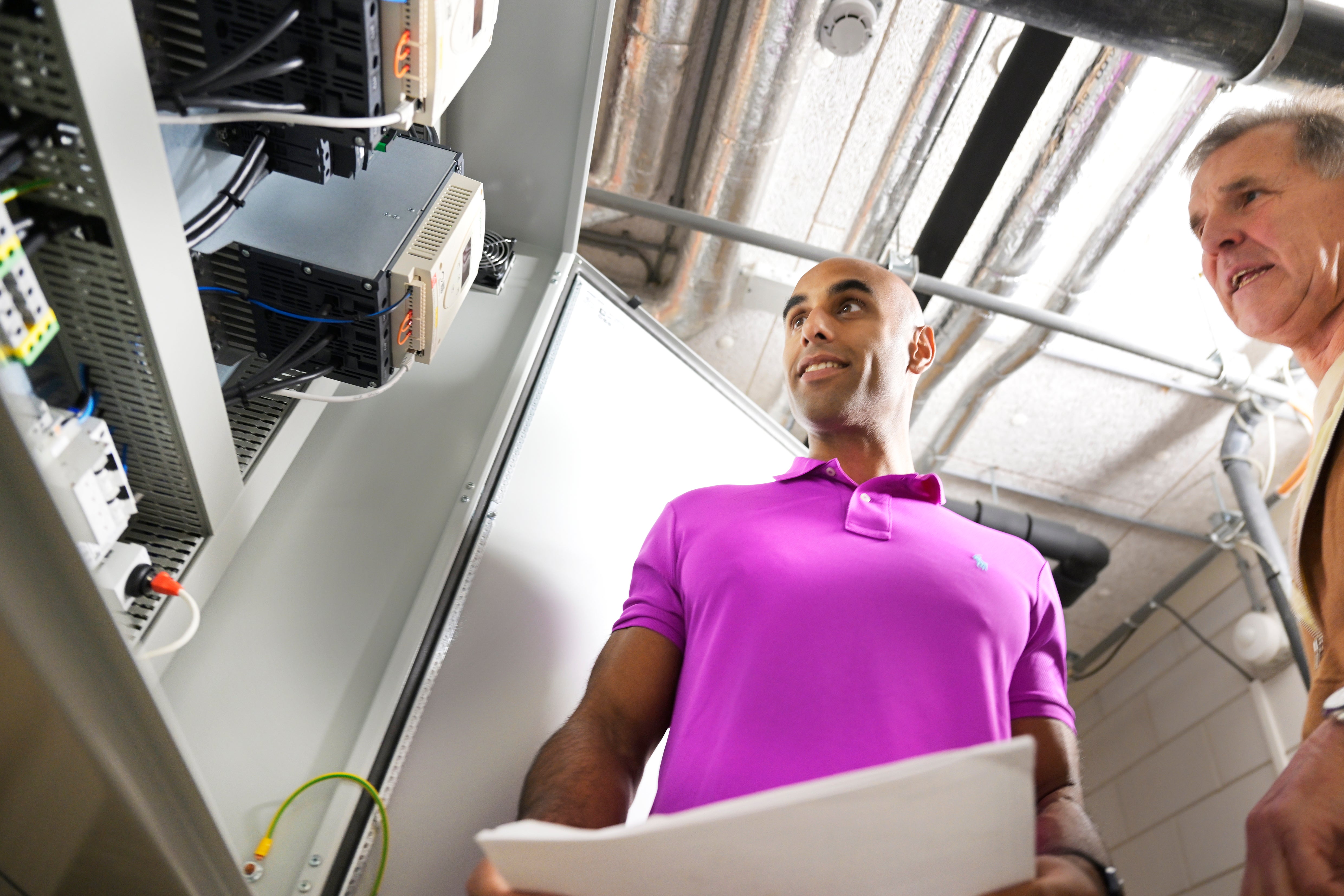 mannen met papierwerk bij meterkast