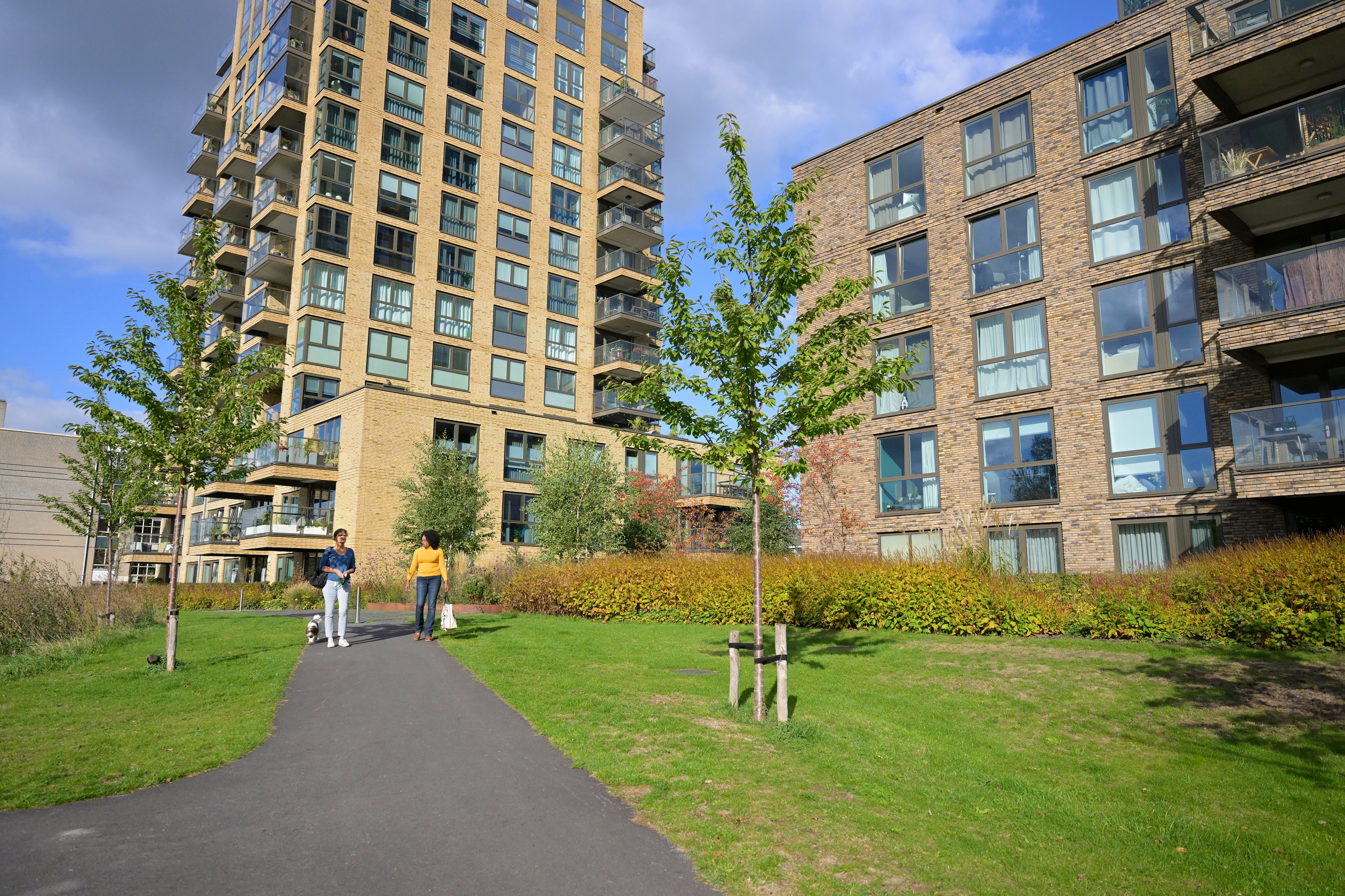 mannen praten in park bij appartementencomplex