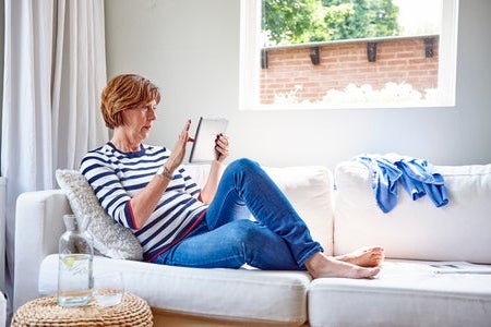 Weduwe leest op tablet over testamentadvies