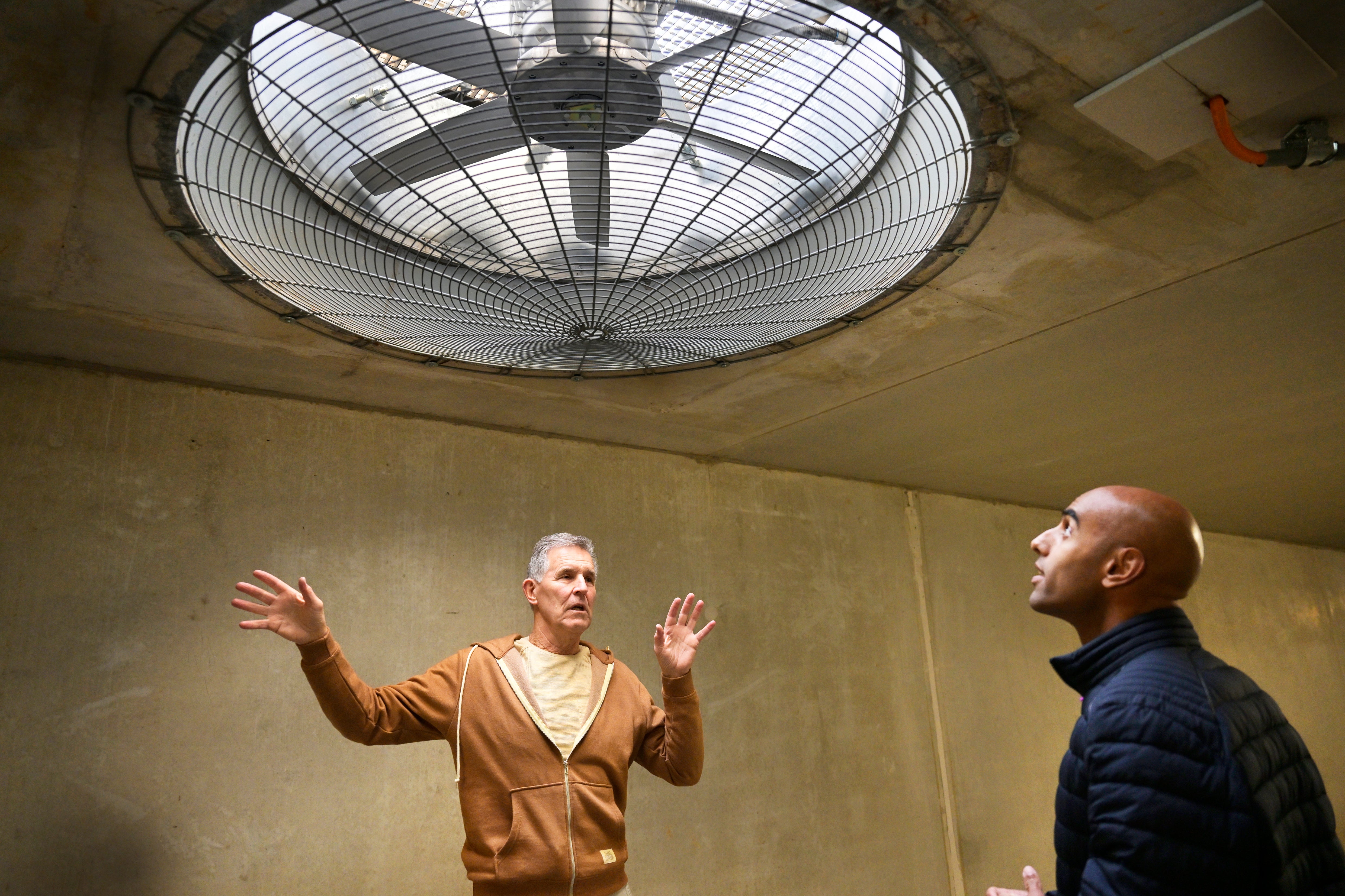 twee mannen onder ventilator