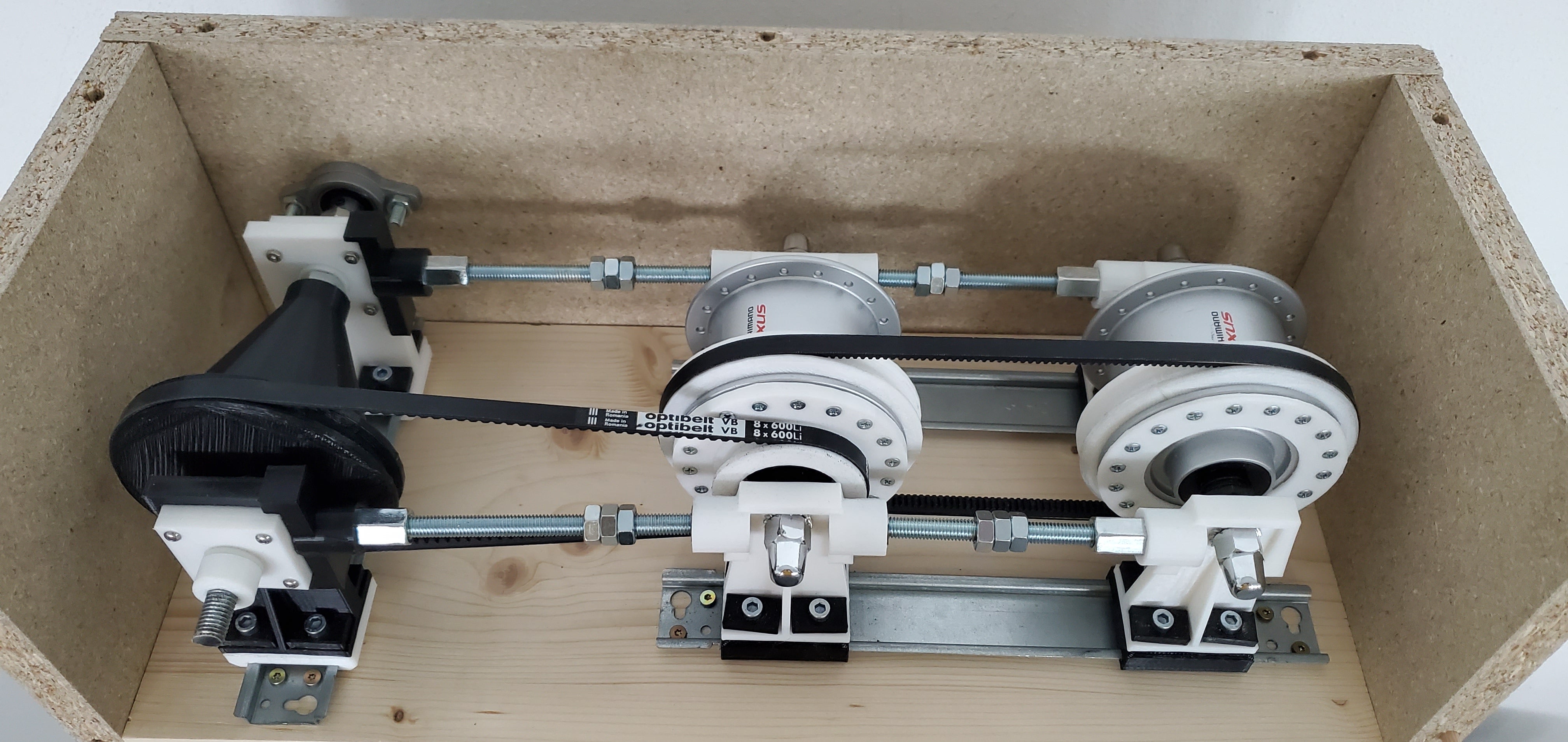 Dynamos mit speziell angefertigten 3D-gedruckten Teilen auf Schienen montiert und mit Zahnriemen verbunden. Zahnriemen werden mit Stabschrauben und Muttern gespannt. 3D gedruckte Teile zum übertragen und umwandeln der Umdrehungen pro Minute, der Dynamos.