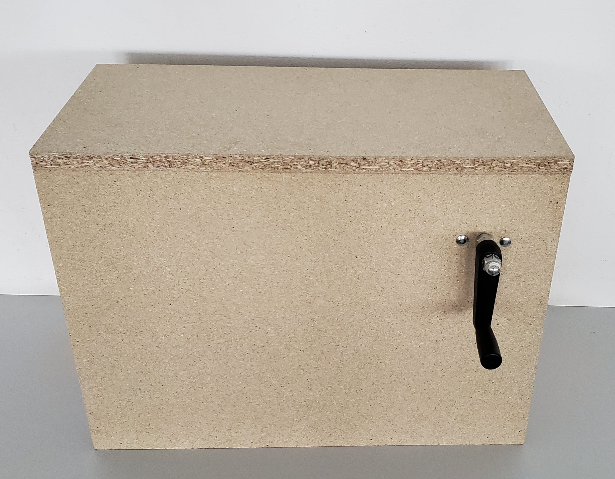 Kiste mit Kurbel zum Erzeugen von Licht