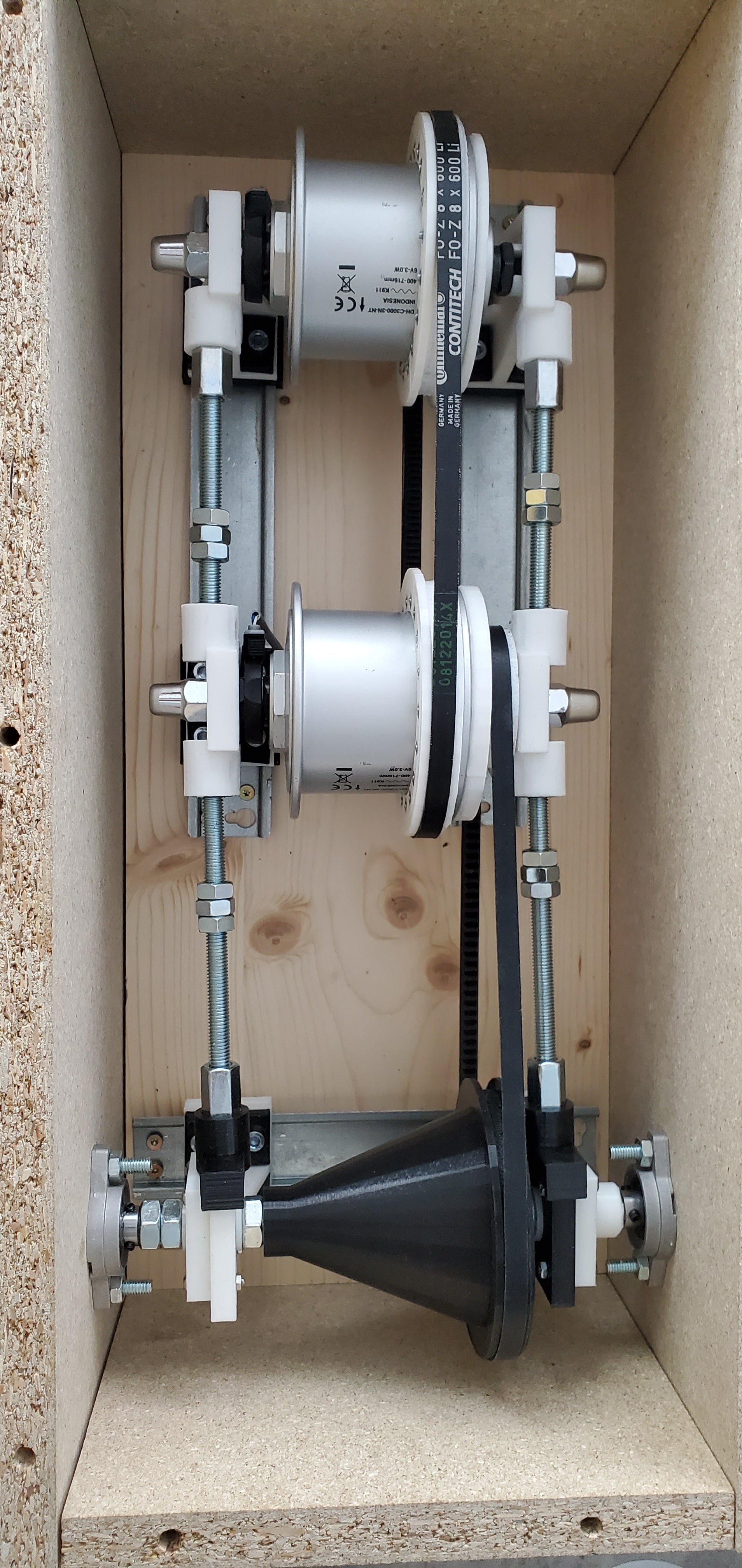 Draufsicht der Dynamos und der an der Kurbel montierten Achse mit 3D gedruckten Teil zum Umwandeln der Umdrehungen pro Minute. Zahnriemen werden mit Stabschrauben und Muttern gespannt.