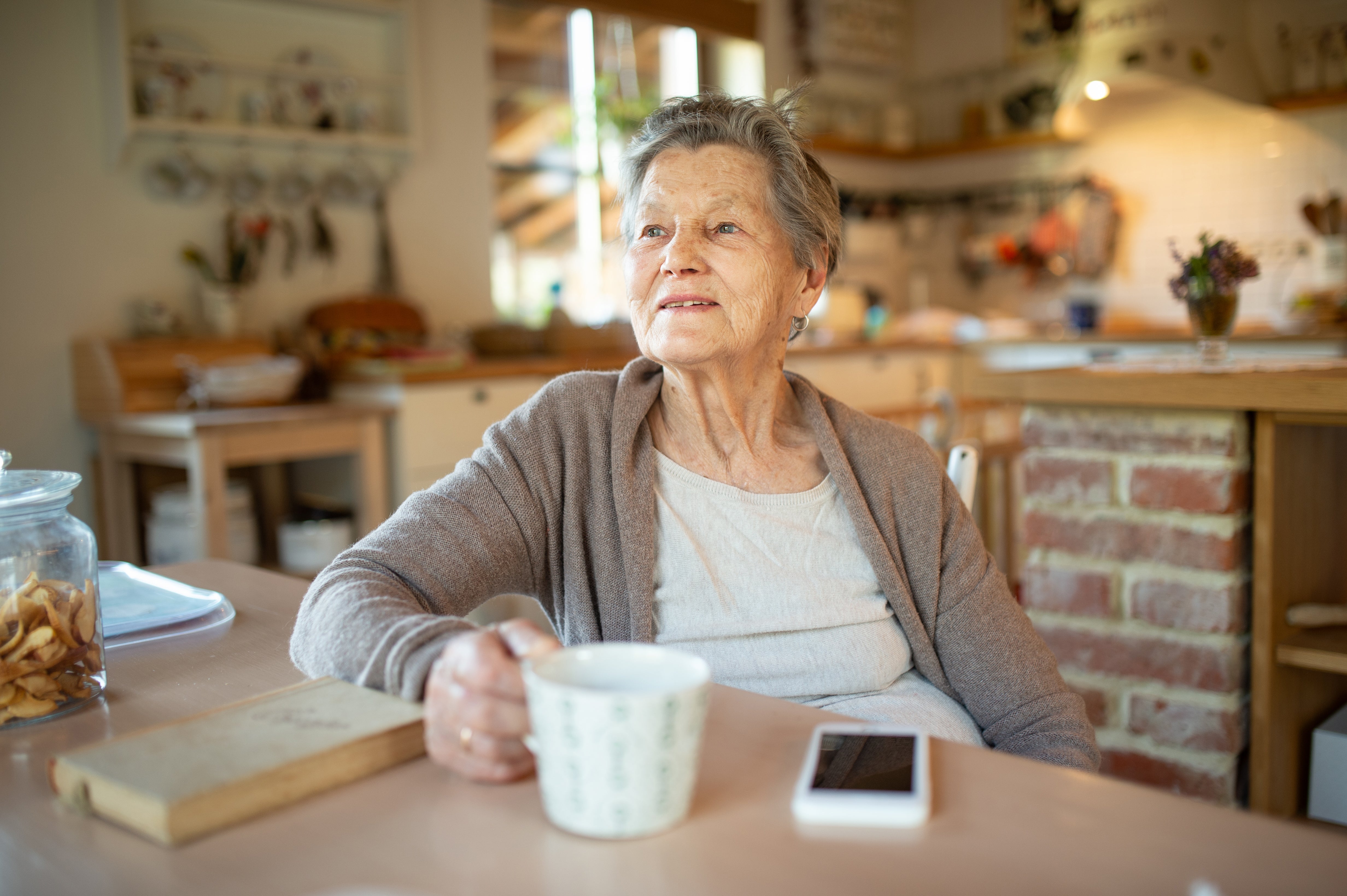 Ältere Frau am Kaffee trinken