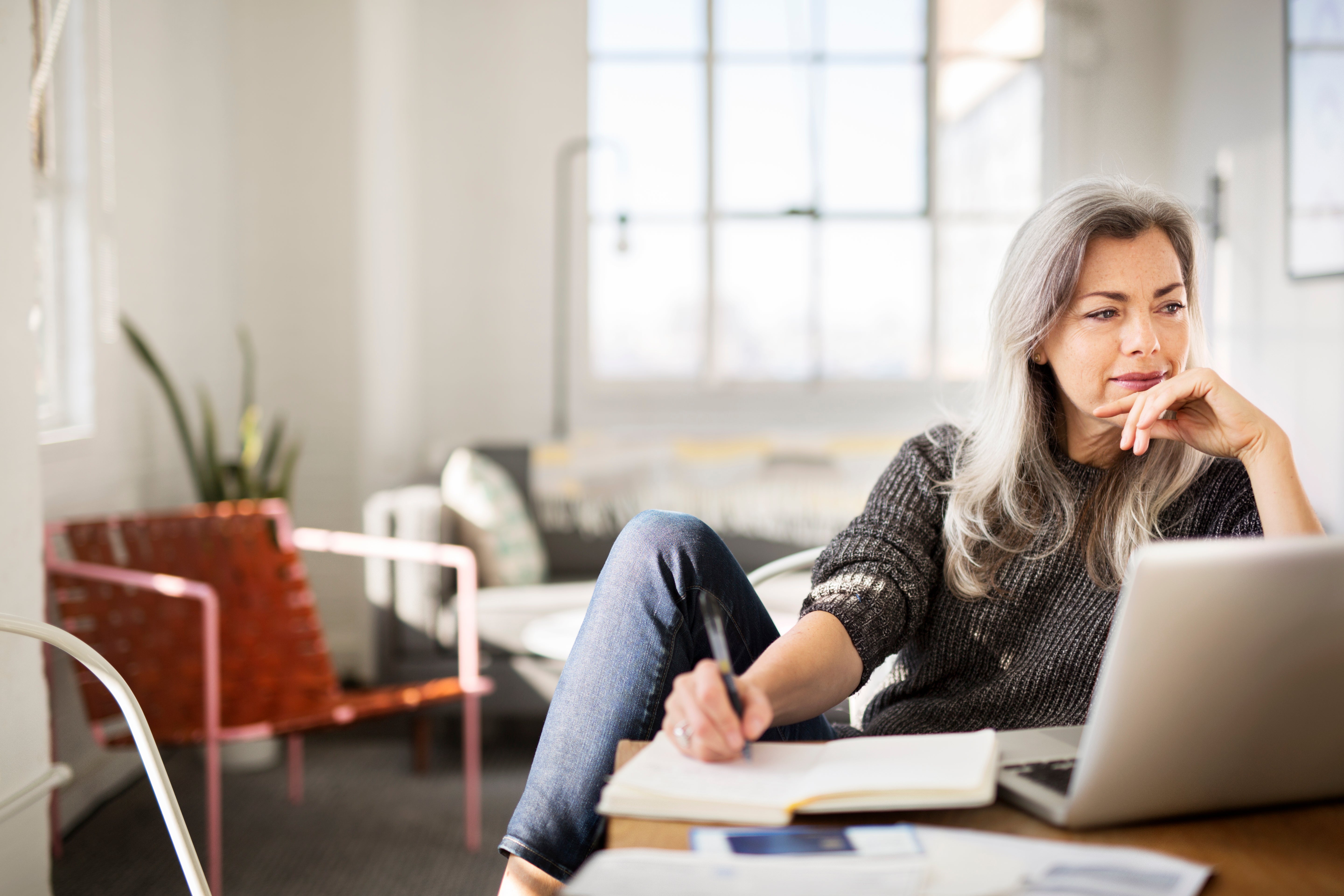 Une femme s'informe