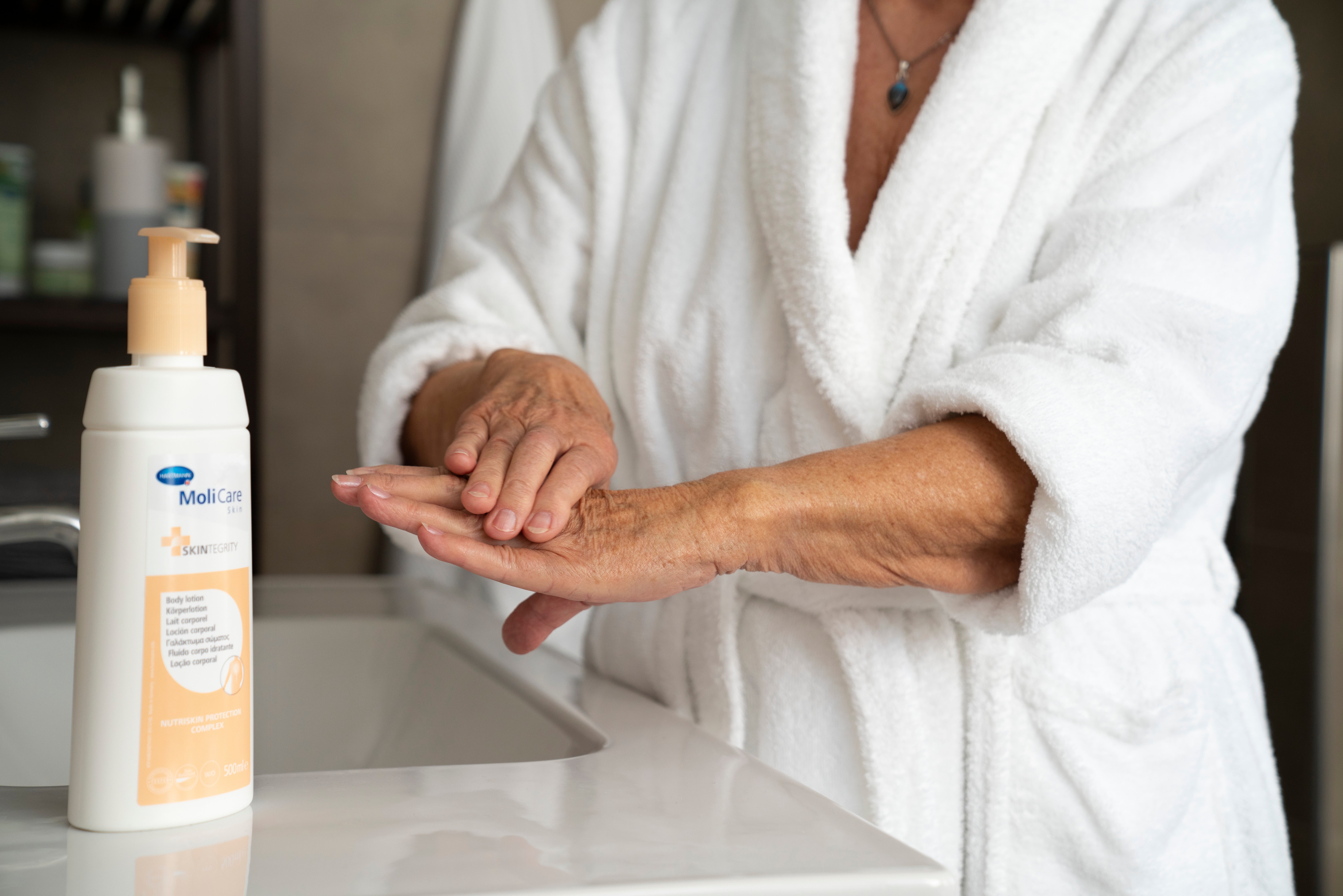 Une femme se met de la crème
