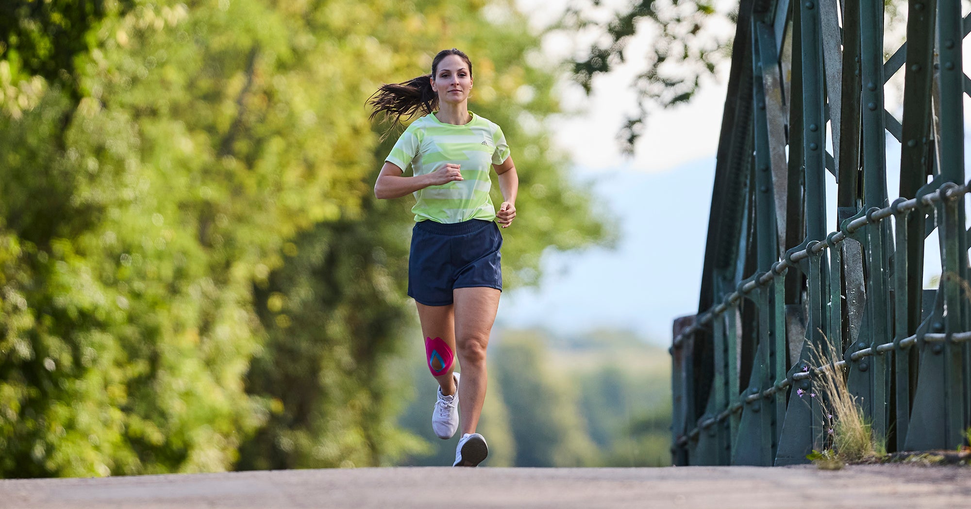 Junge frau am Joggen