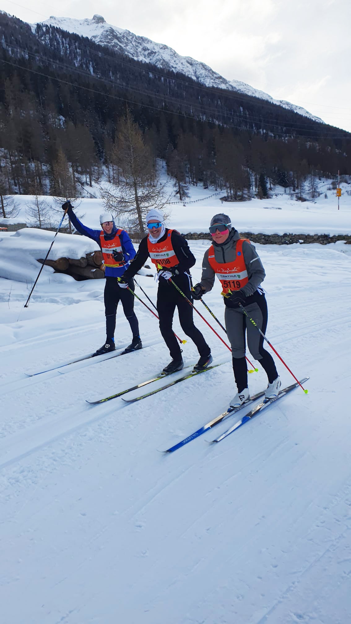 Drei Skifahrer im Schnee beim Wettkampf