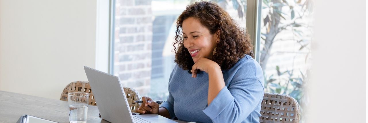 Frau nimmt an Webinar teil