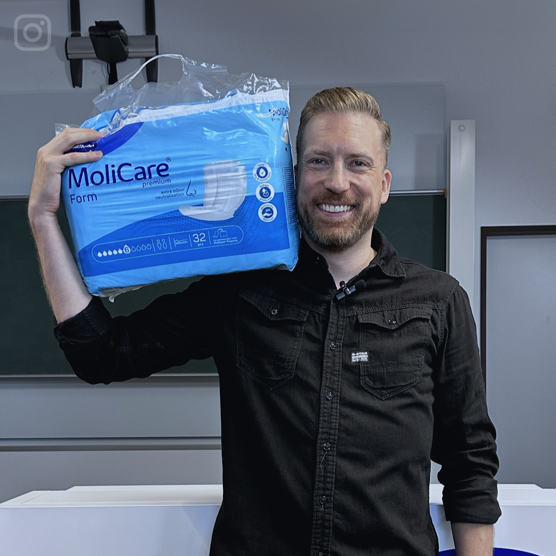 Mann hält eine MoliCare Form packung