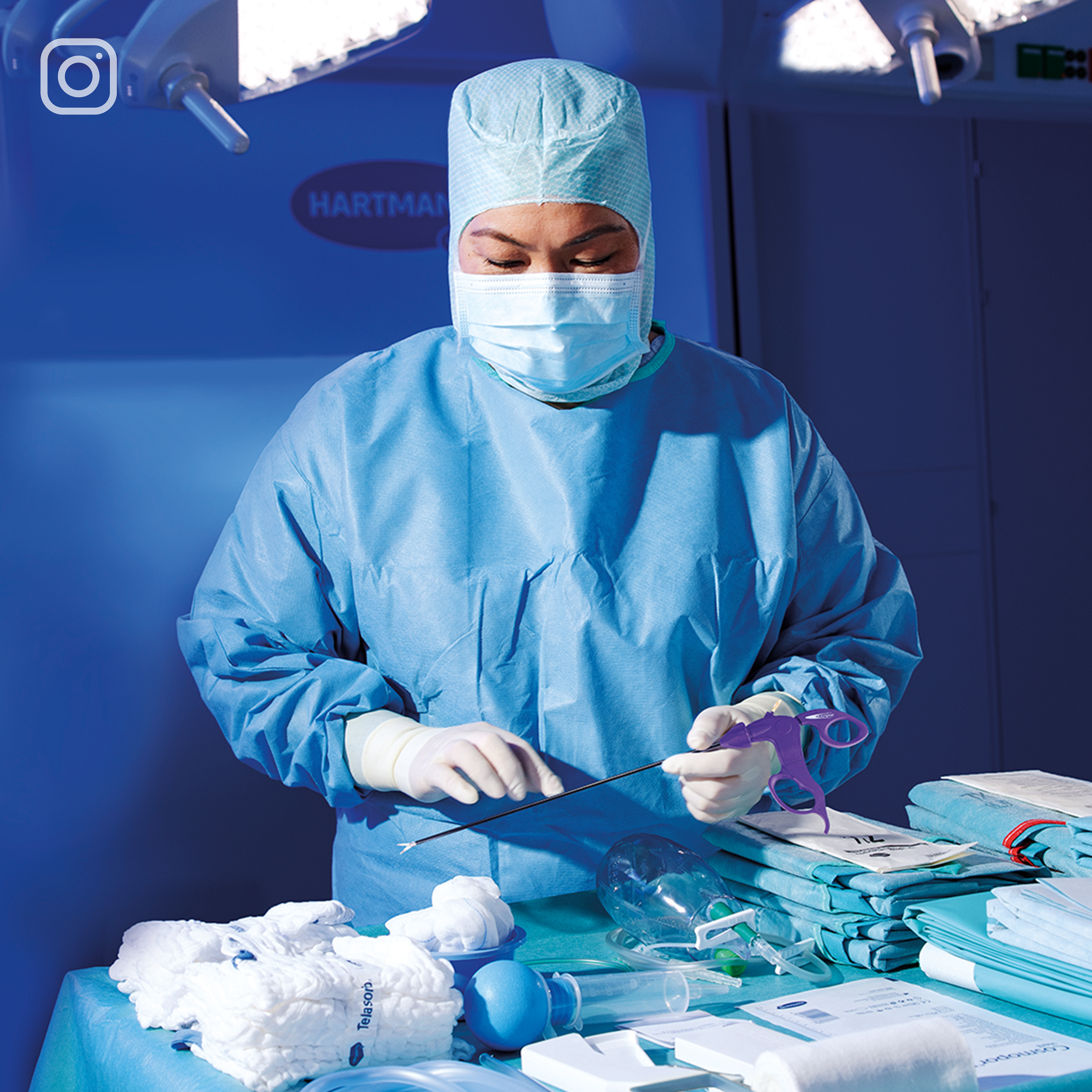 Chirurgin mit unserem Laparoskopie-Handinstrument