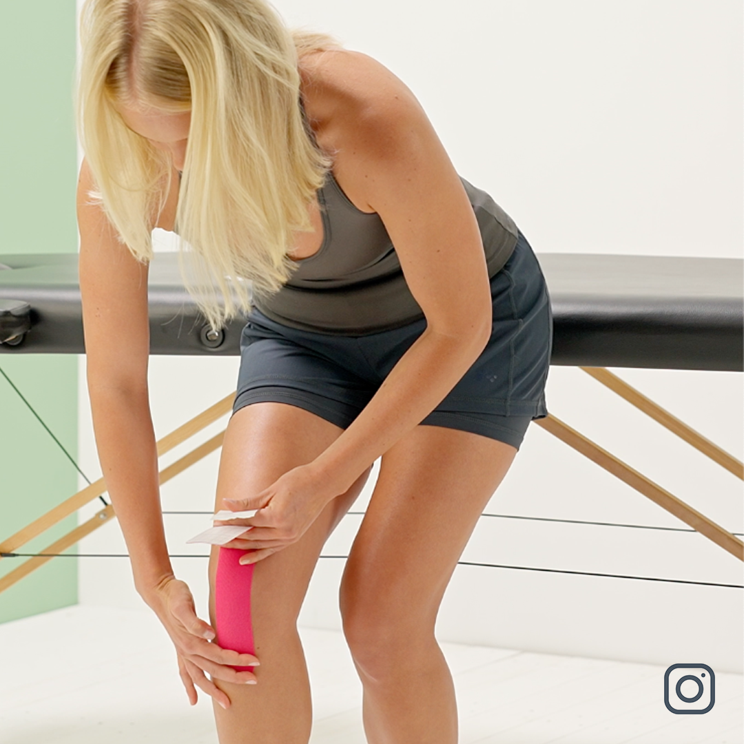 Frau tapet ihr Knie mit unserem Kinesiotape