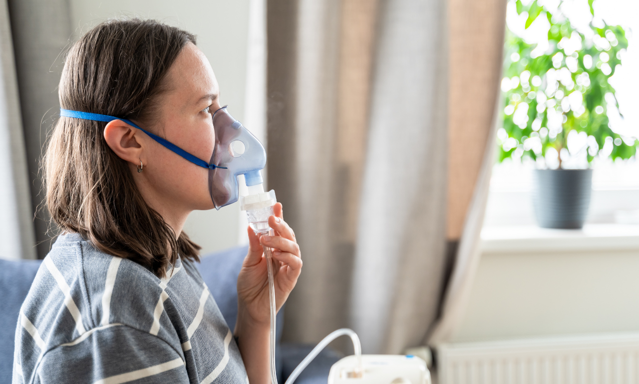 Femme avec inhalateur
