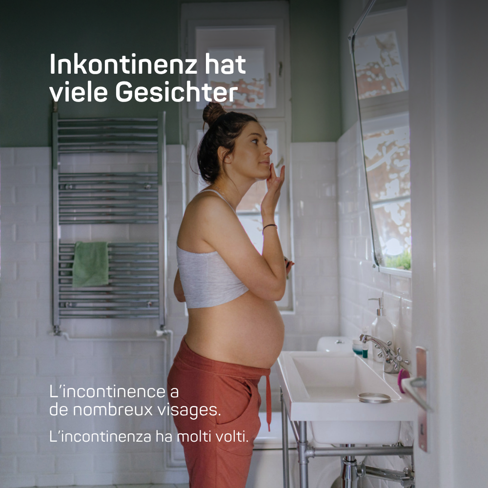 Schwangere Frau vor dem Spiegel