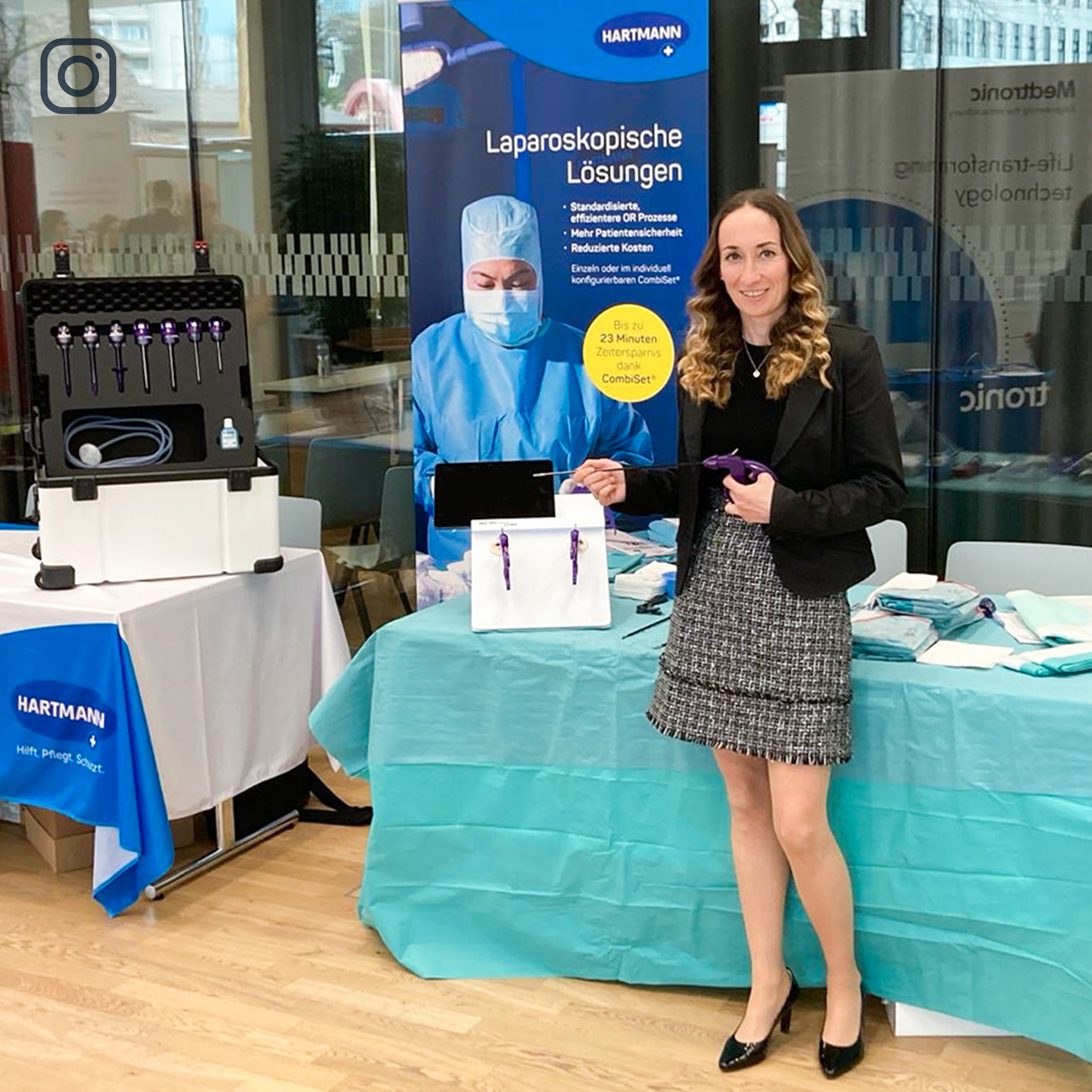 Mitarbeitende am Messestand in Bern