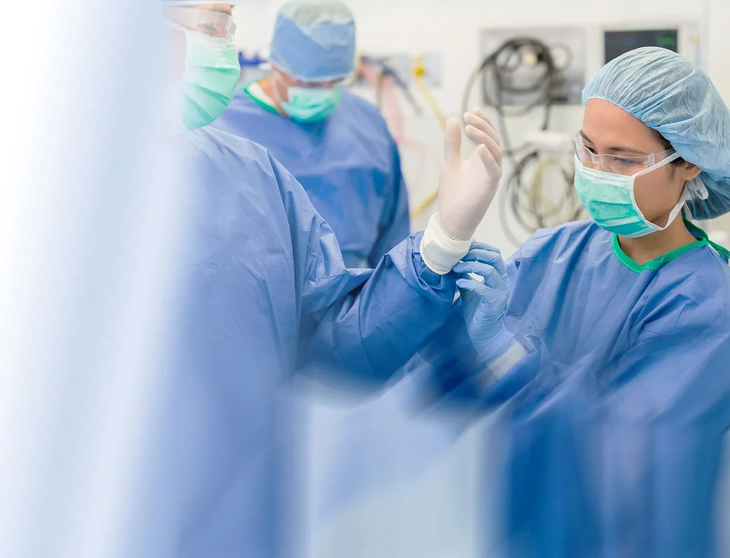 Personen im OP mit OP-Kleidung und Maske