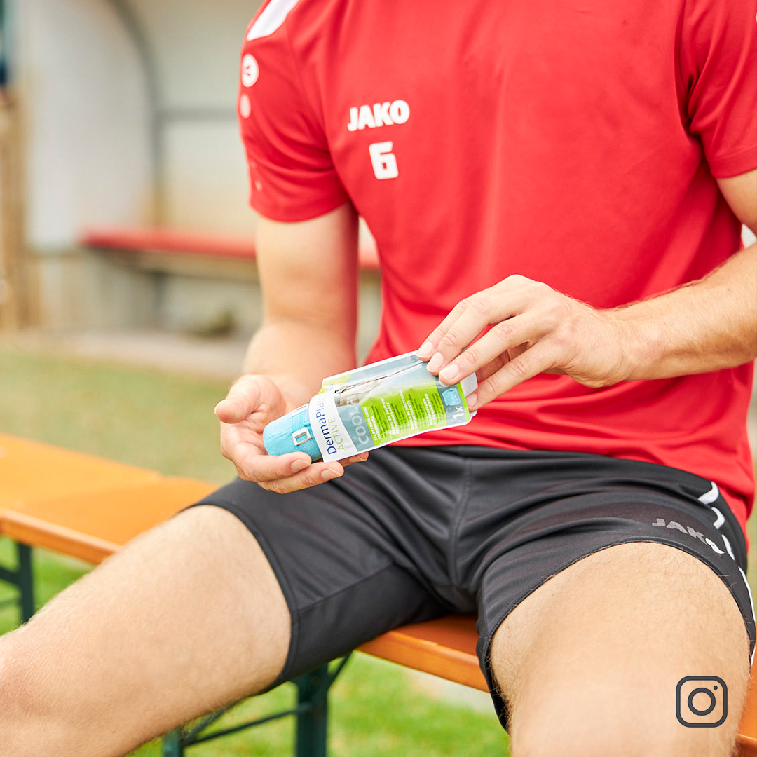 Fusballer packt das Cool Fix Verband von DermaPlast® ACTIVE aus