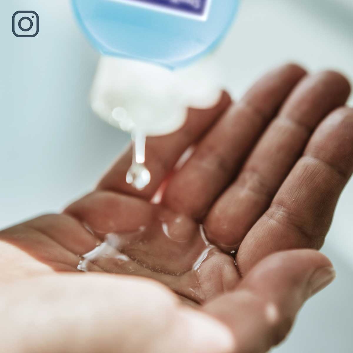 Desinfektionsmittel in einer Hand
