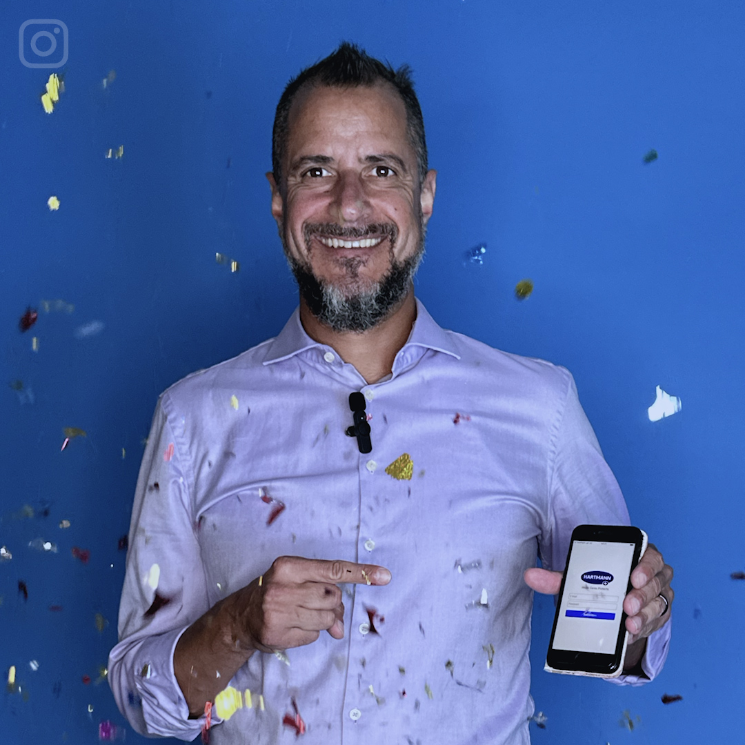 Mitarbeiter präsentiert digitale Lösung