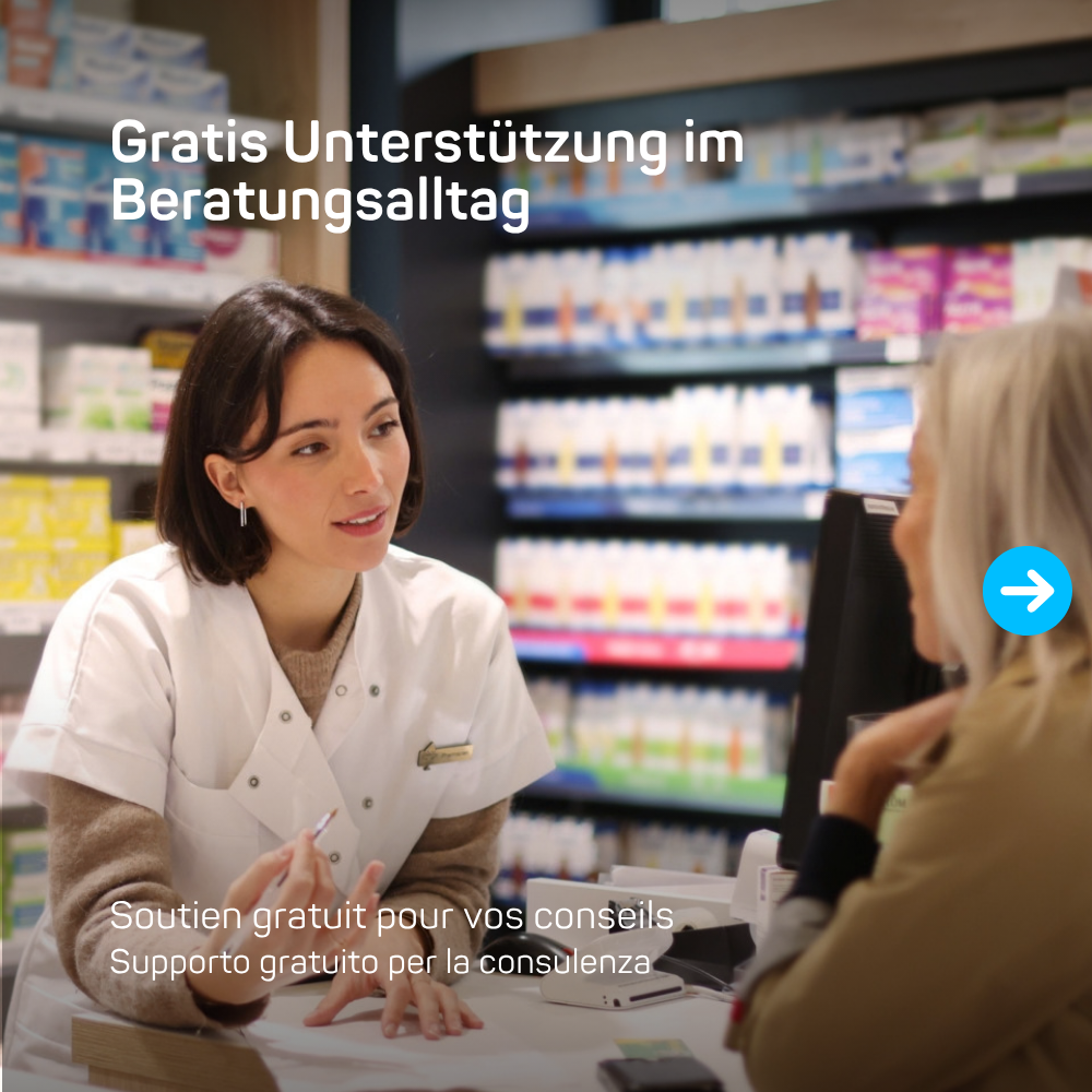 Apothekerin im Gespräch mit einer Kundin
