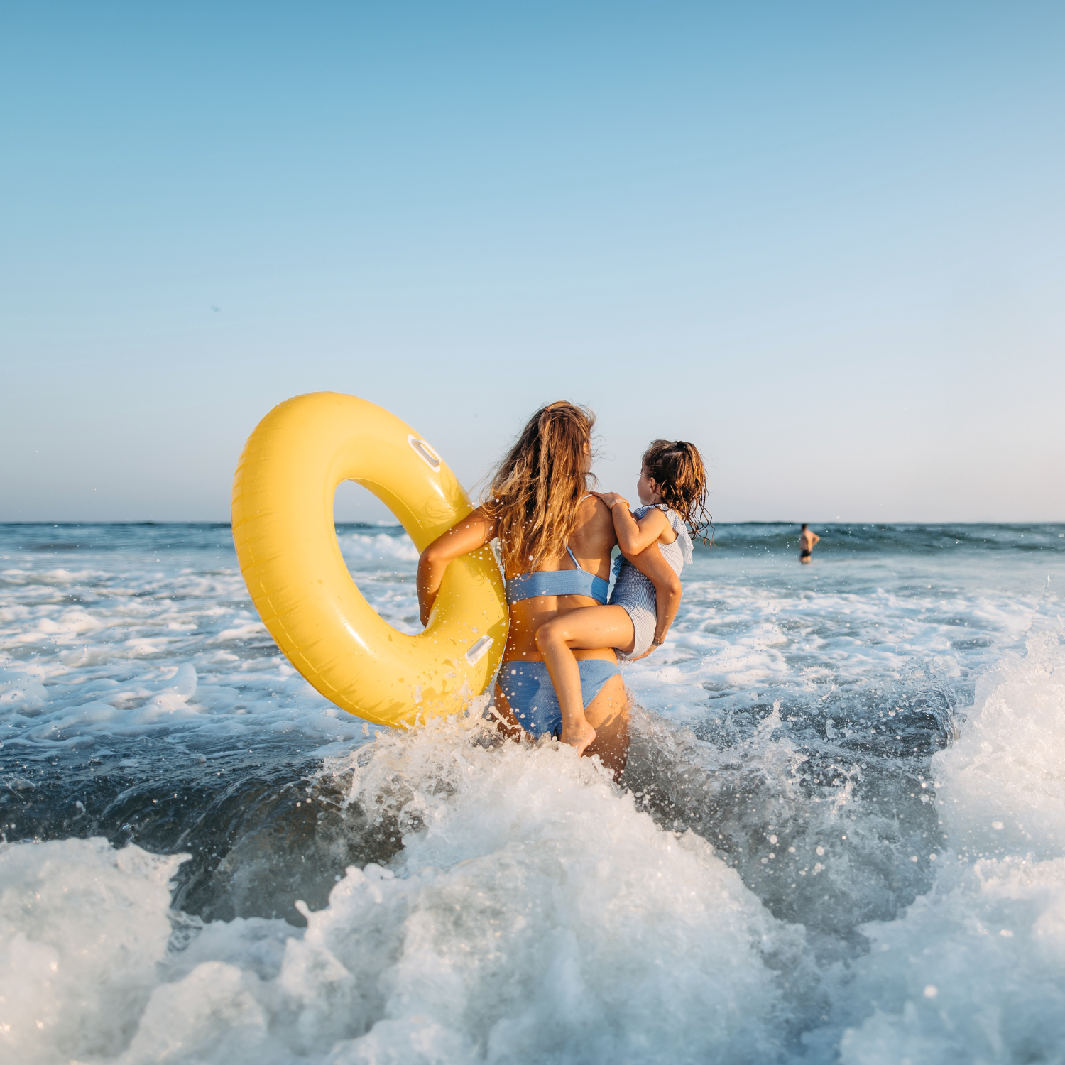 Frau mit Kind im Meer