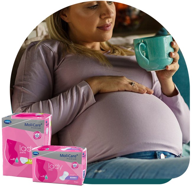 Femme enceinte avec une tasse de thé