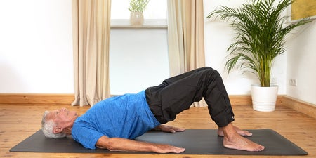 Un homme fait du yoga