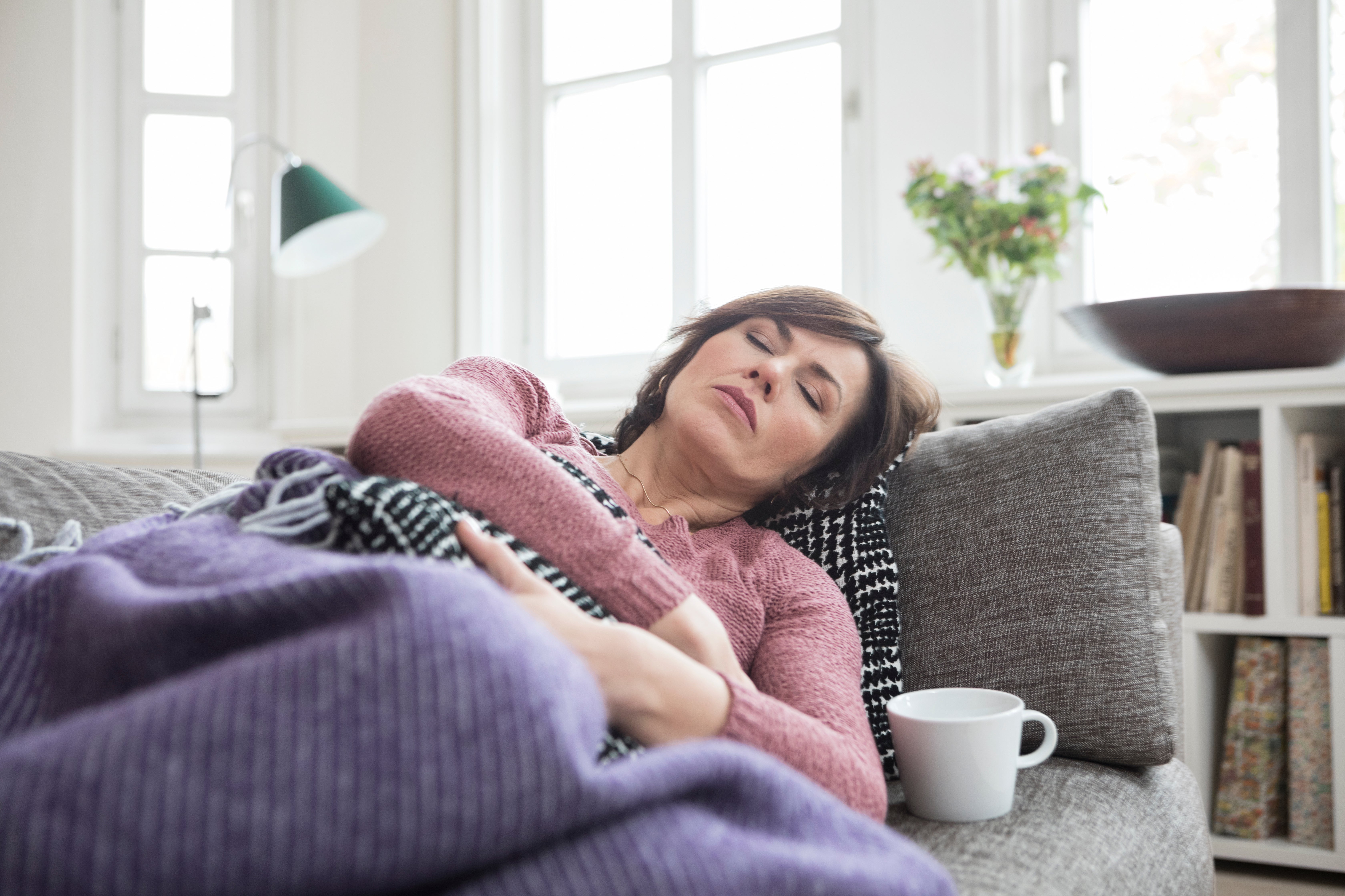 Femme malade sur le canapé