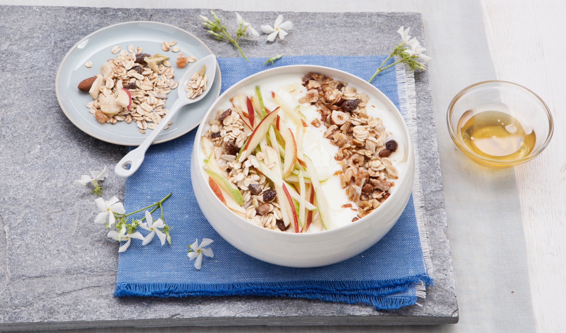 Rezept: Apfelsalat mit Joghurt, Müsli und Nüssen | Südtiroler Milch