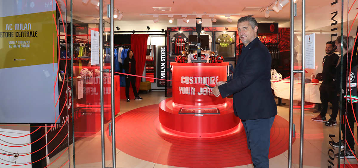 AC Milan celebrates opening of new rossoneri space in central station