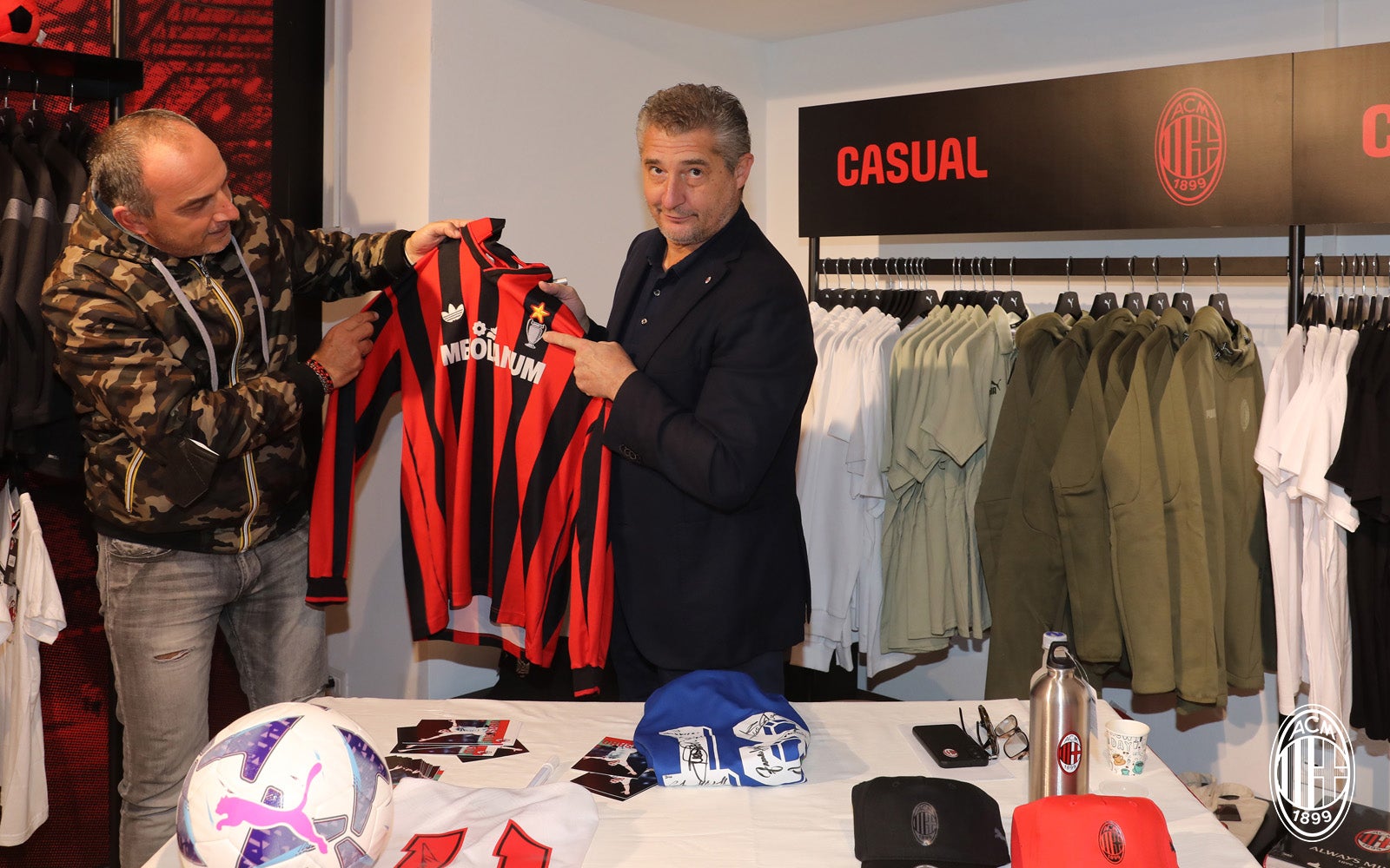 AC Milan celebrates opening of new rossoneri space in central station