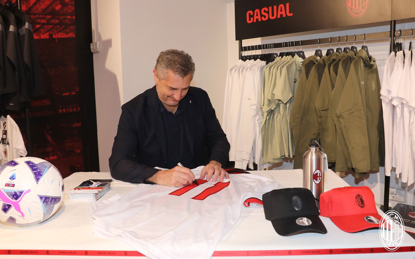 AC Milan: new pop-up store opens in Stazione Centrale