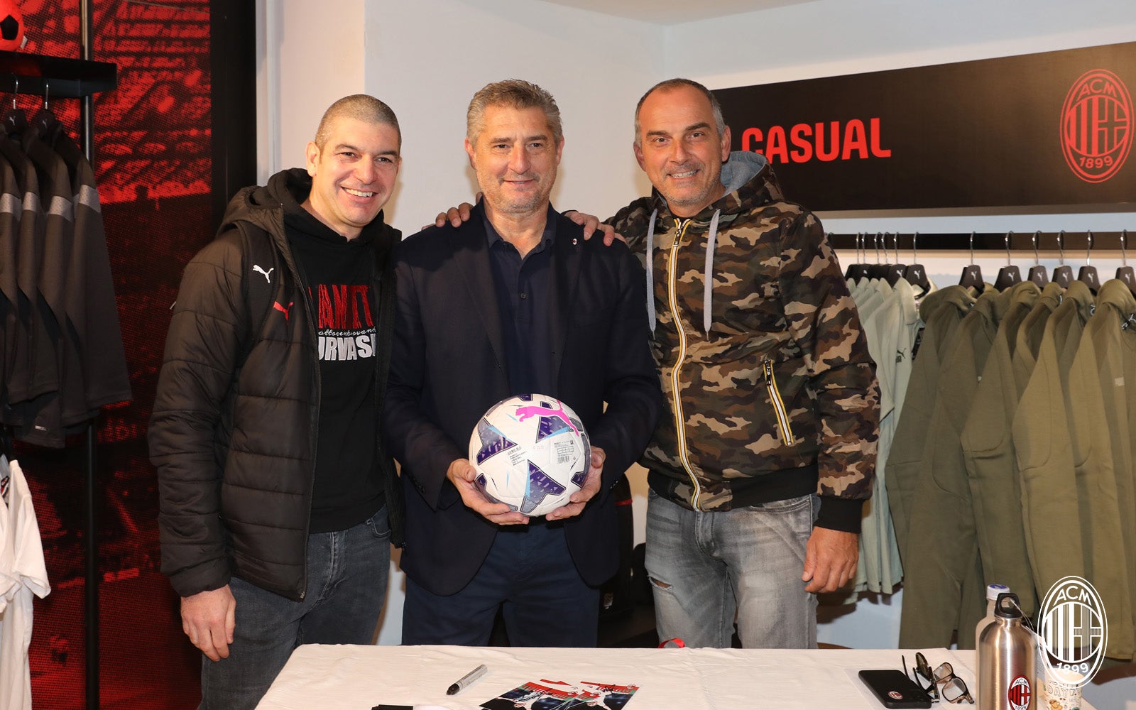 AC Milan celebrates opening of new rossoneri space in central station