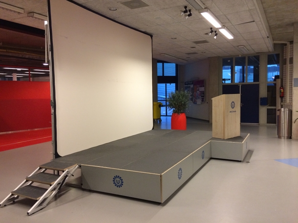 Spanscherm met beamer en PC