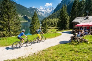 E-Biken-am-Gosausee © Oberoesterreich-Tourismus-GmbH Foto Ralf Hochhauser