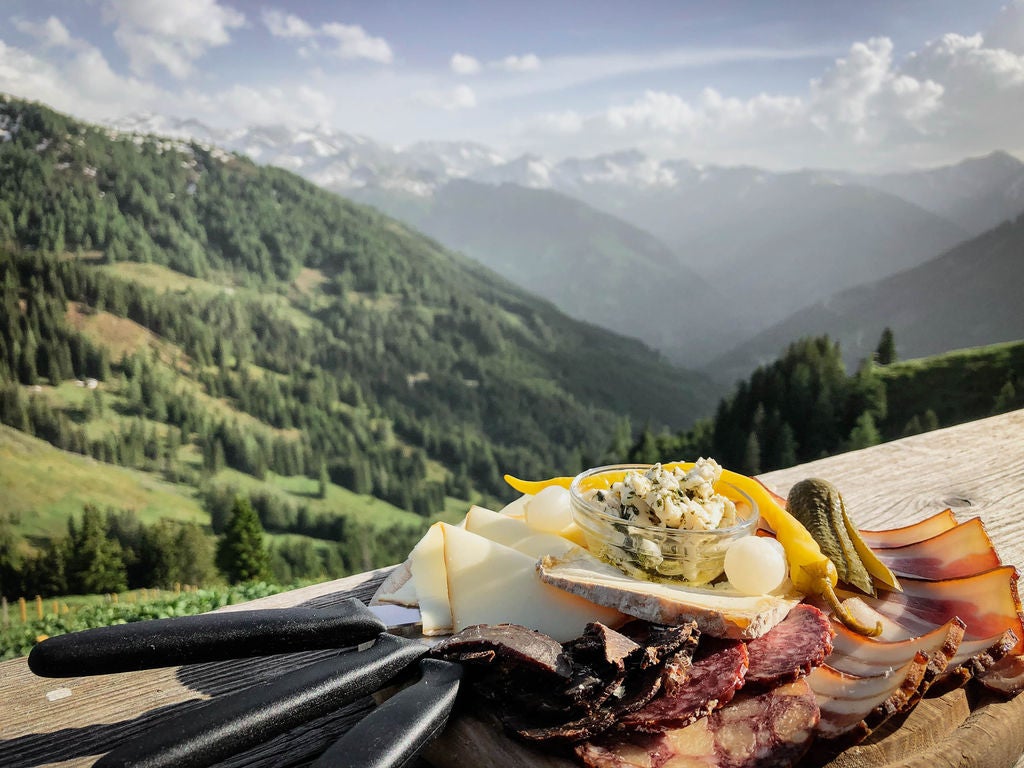 Brettljause-auf-einer-Almhuette-in-der-Region-Grossarl © Lisa Eiersebner