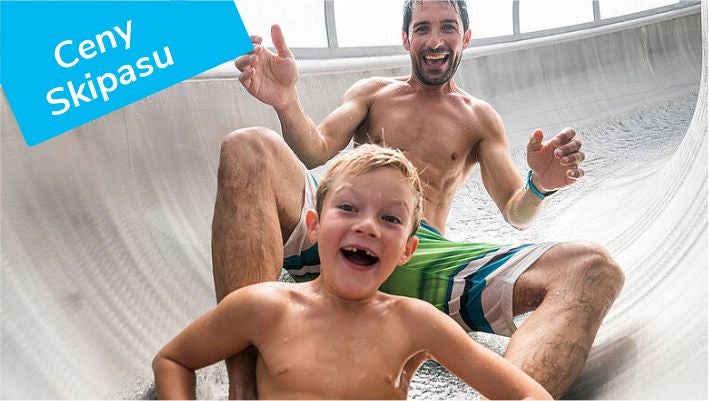 Otec se synem na tobogánu v lázních Bad Kleinkirchheim, štítek Ceny skipasu