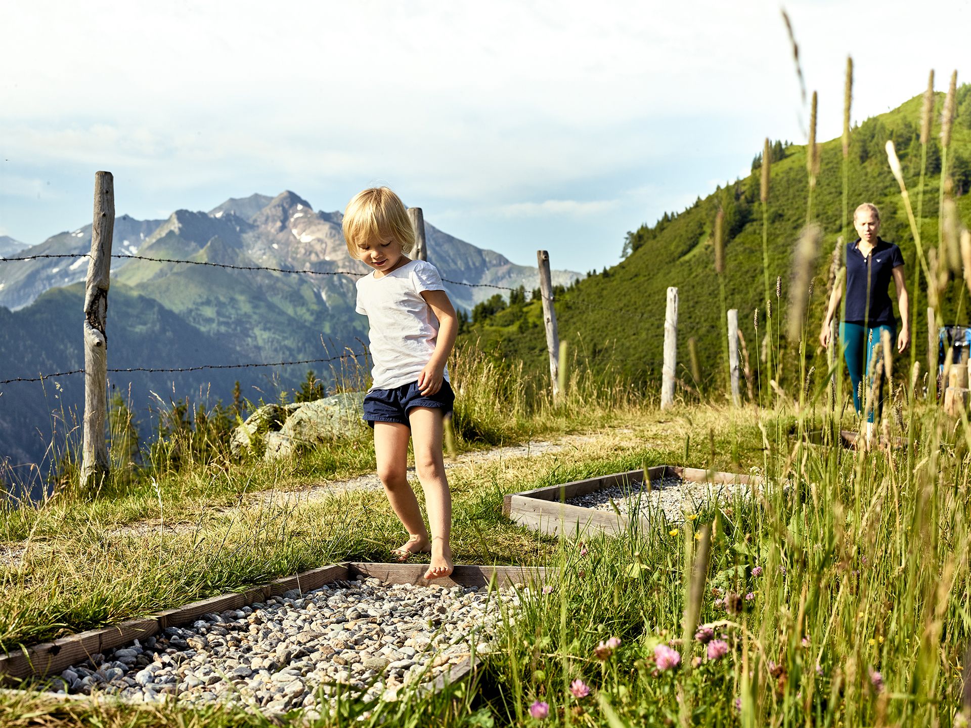Abwechslungsreicher Barfußweg © MAYA Inspiranto (Tourismusverband Rauris)