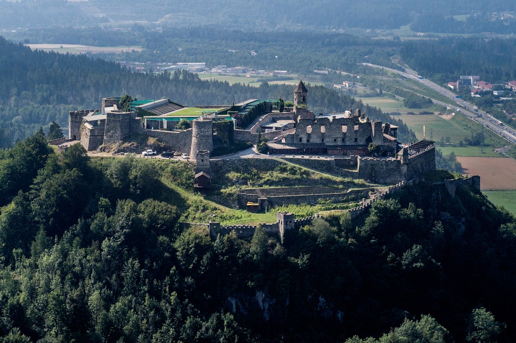 Die-Burgruine-Landskron-im-Sommer © Region-Villach-Tourismus-GmbH Foto Dr Marianne Feiler
