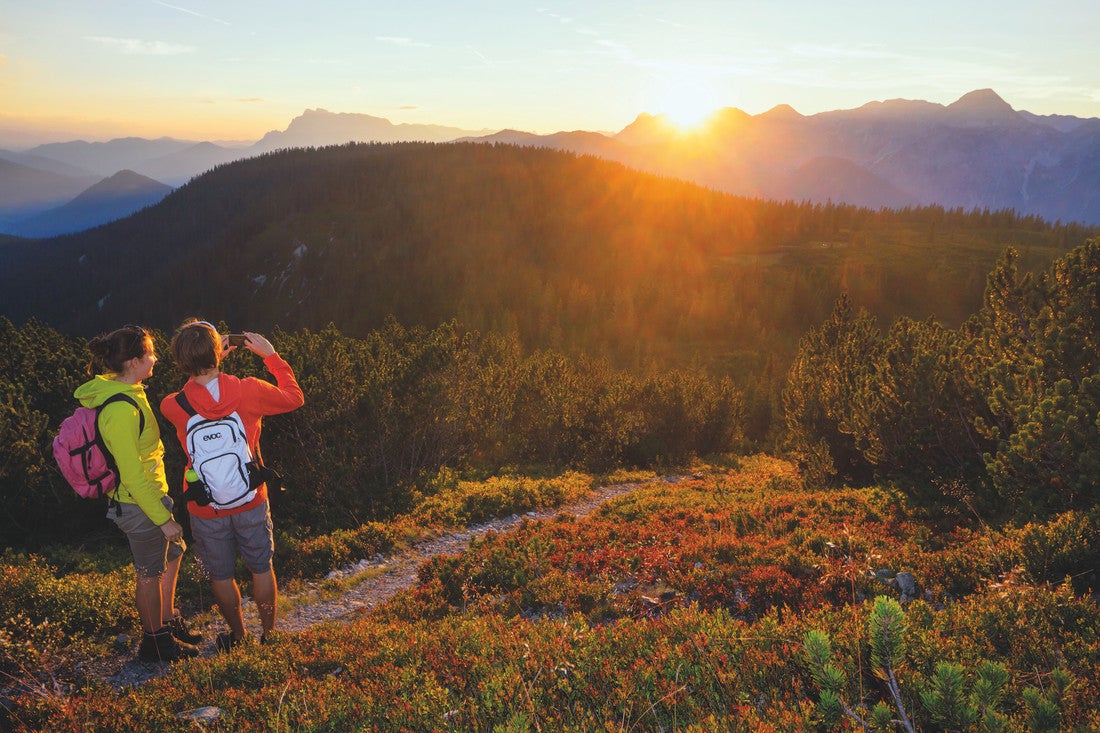 Junges Paar beim Bergwandern © SalzburgerLand Tourismus Foto Franz Pritz