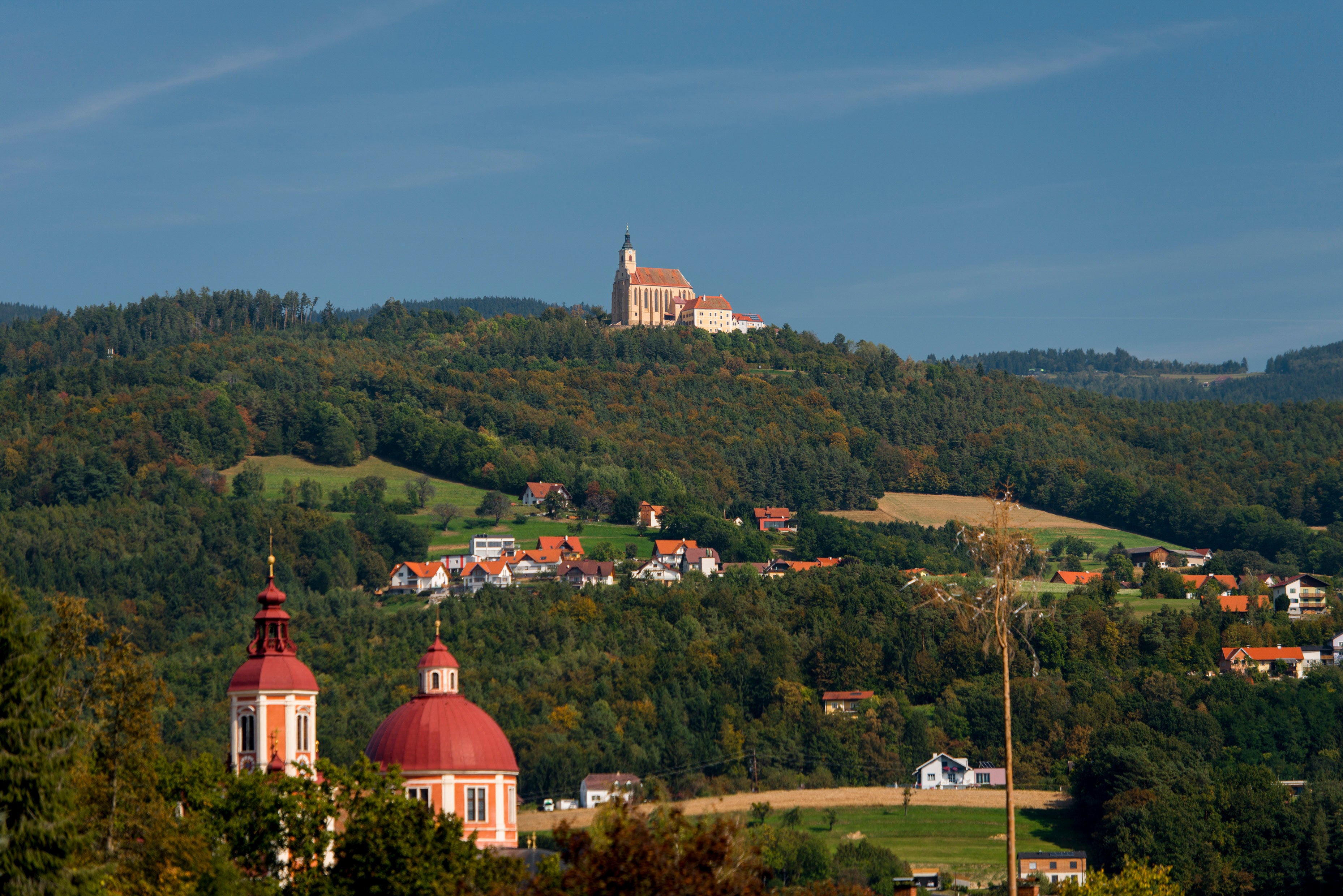 Pöllau mit Schloss Pöllau (unten) und Wallfahrtskirche Pöllauberg © Steiermark Tourismus / Niki Pommer