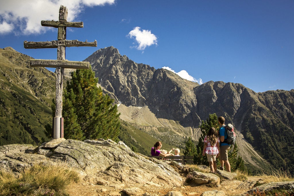 Familie-beim-Wandern-in-Hochoetz © Oetztal-Tourismus Foto Christoph Schoech