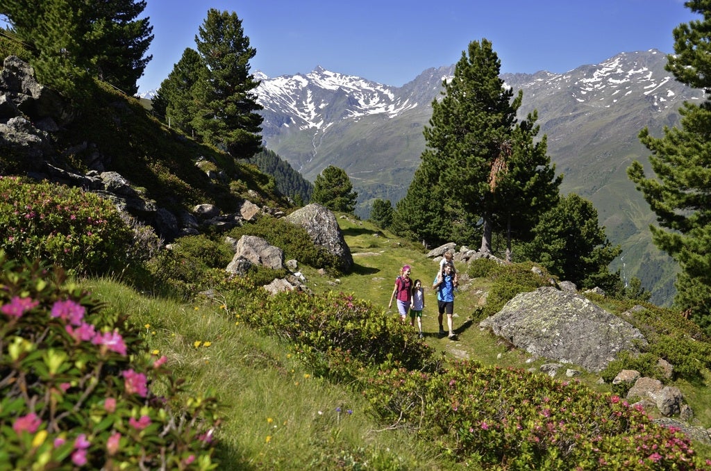 Familie-beim-Wandern-Juifenalm-im-Sellraintal © Innsbruck-Tourismus Foto  Helga Andreatta