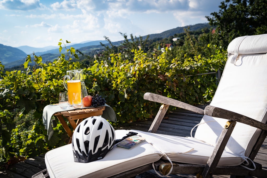 Stillleben-Pause-vom-Radfahren-mit-Ausblick-ueber-die-Oststeiermark © Oesterreich-Werbung Foto Bernhard Bergmann