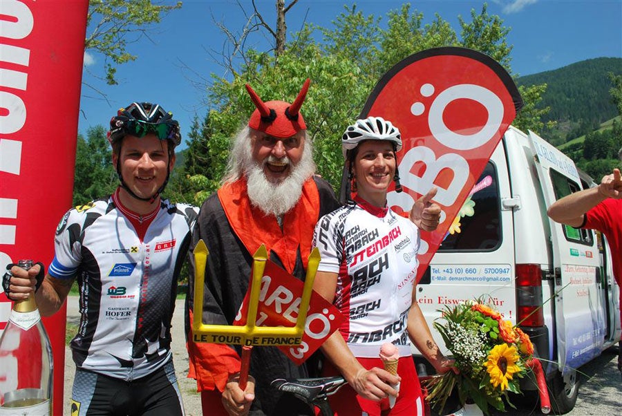 Der Kärntner Mario Kienzl und die Tirolerin Nadja Prieling siegten, am Foto mit Tour-Teufel Didi Senft (FotoARBÖ KK)