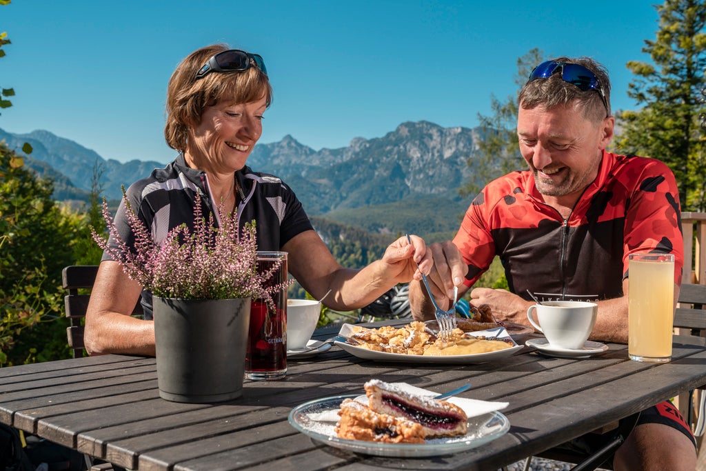 Rast-vom-Mountainbiken-im-Salzkammergut-mit-Kaiserschmarren © Oesterreich-Werbung Foto Martin Steinthaler TineFoto