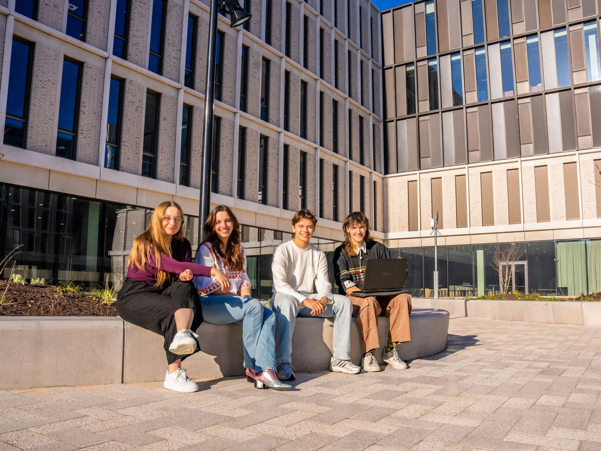 4 Associate degree studenten zitten voor het Avansgebouw in Den Bosch